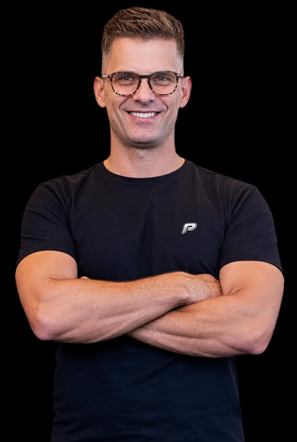 Fabrício Bastos, de braços cruzados, sorrindo